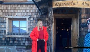 „Sportschau“-Moderatorin Stephanie Müller-Spirra steht in Südtirol für „Das Sportschau Hüttenquiz“ vor der Kamera. Die winterliche Schwester des erfolgreichen „EM-Kneipenquiz“ läuft zur Wintersportsaison im Ersten und in der ARD-Mediathek. Foto © smalltalk