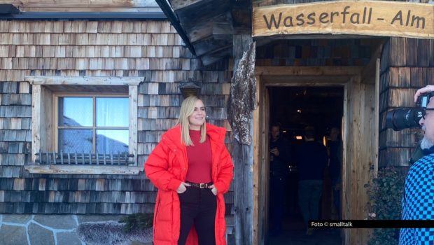 „Sportschau“-Moderatorin Stephanie Müller-Spirra steht in Südtirol für „Das Sportschau Hüttenquiz“ vor der Kamera. Die winterliche Schwester des erfolgreichen „EM-Kneipenquiz“ läuft zur Wintersportsaison im Ersten und in der ARD-Mediathek. Foto © smalltalk