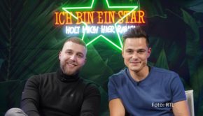 Staffel 17 des Reality-Klassiker „Ich bin ein Star – Holt mich hier raus!“ geht am 19. Januar an den Start. Jeweils freitags und samstags sorgen Moderator Cornelius Strittmatter und Ex-„Dschungelkönig“ Filip Pavlović mit dem Social-Media-Format „Die halbe Stunde davor“ für ein unterhaltsames Warm-up zu den TV-Shows. (Foto: RTL)