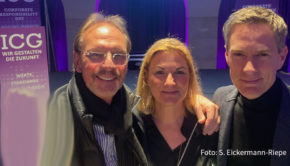 In Berlin veranstaltet das Institut für Corporate Governance in der deutschen Immobilienwirtschaft (ICG) heute den Corporate Responsibility Day. Durch den führt Moderator Sven Lorig. Mit dabei sind Werner Knips vom ICG-Vorstand und ICG‐Geschäftsführerin Karin Barthelmes-Wehr. (Foto: S. Eickermann-Riepe)