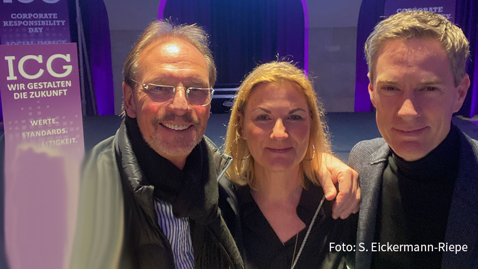 In Berlin veranstaltet das Institut für Corporate Governance in der deutschen Immobilienwirtschaft (ICG) heute den Corporate Responsibility Day. Durch den führt Moderator Sven Lorig. Mit dabei sind Werner Knips vom ICG-Vorstand und ICG‐Geschäftsführerin Karin Barthelmes-Wehr. (Foto: S. Eickermann-Riepe)