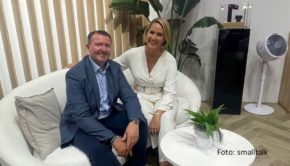 Bei einem Pressefrühstück von SharkNinja am Vortag der IFA in Berlin wurde bekannt, dass Moderatorin und Autorin Judith Rakers künftig als Testimonial für den US-amerikanische Haushaltsgerätehersteller auftritt. Dessen Geschäfte führt im deutschsprachigen Raum Michael Maier. (Foto: smalltalk)