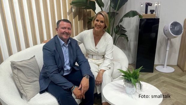 Bei einem Pressefrühstück von SharkNinja am Vortag der IFA in Berlin wurde bekannt, dass Moderatorin und Autorin Judith Rakers künftig als Testimonial für den US-amerikanische Haushaltsgerätehersteller auftritt. Dessen Geschäfte führt im deutschsprachigen Raum Michael Maier. (Foto: smalltalk)