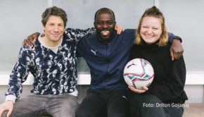 Mit einem neuen Coaching-Format für Amateurfußball-Teams startet Hans Sarpei auf diversen digitalen Plattformen durch. General Manager Thomas Vieten und Senior-Projektmanagerin Katharina Knobbe von der Kick-Media-Unit IMP unterstützen den Ex-Fußballprofi bei der Erstellung und Vermarktung der Show. (Foto: Driton Gojanaj)