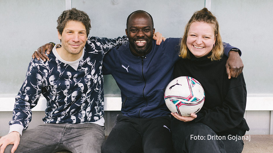 Mit einem neuen Coaching-Format für Amateurfußball-Teams startet Hans Sarpei auf diversen digitalen Plattformen durch. General Manager Thomas Vieten und Senior-Projektmanagerin Katharina Knobbe von der Kick-Media-Unit IMP unterstützen den Ex-Fußballprofi bei der Erstellung und Vermarktung der Show. (Foto: Driton Gojanaj)