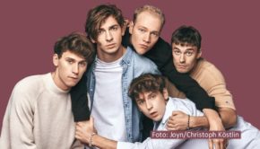 Im Vorfeld des Deutschen Fernsehpreises stehen nun auch die Träger des diesjährigen Förderpreises fest. Für die Joyn-Serie „Intimate.“ wird das aus Oskar Belton, Max Mattis, Bruno Alexander, Emil Belton und Leo Fuchs bestehende Schauspieler- und Produzenten-Quintett Kleine Brüder geehrt. (Foto: Joyn/Christoph Köstlin)