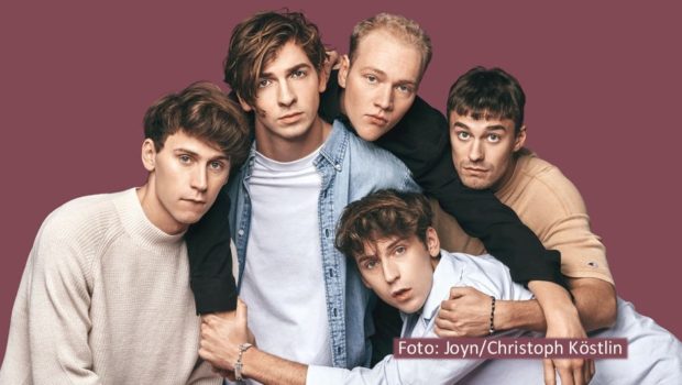 Im Vorfeld des Deutschen Fernsehpreises stehen nun auch die Träger des diesjährigen Förderpreises fest. Für die Joyn-Serie „Intimate.“ wird das aus Oskar Belton, Max Mattis, Bruno Alexander, Emil Belton und Leo Fuchs bestehende Schauspieler- und Produzenten-Quintett Kleine Brüder geehrt. (Foto: Joyn/Christoph Köstlin)