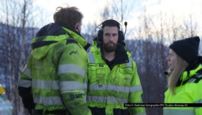 Thord und sein Team sind zurück auf Norwegens eisigen Straßen! Ab dem 14. Oktober startet auf National Geographic die zehnte Staffel von „Ice Road Rescue“. Wieder begleiten die Kameras die Einsatzkräfte, wenn sie bei Sturm, Schnee und Eis alles geben, um liegengebliebene Laster und verunglückte Fahrer zu retten. Foto © National Geographic/ITV Studios Norway AS