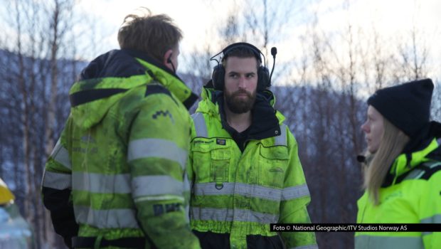 Thord und sein Team sind zurück auf Norwegens eisigen Straßen! Ab dem 14. Oktober startet auf National Geographic die zehnte Staffel von „Ice Road Rescue“. Wieder begleiten die Kameras die Einsatzkräfte, wenn sie bei Sturm, Schnee und Eis alles geben, um liegengebliebene Laster und verunglückte Fahrer zu retten. Foto © National Geographic/ITV Studios Norway AS