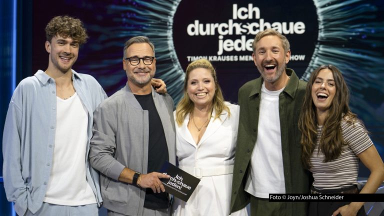 Wer kann einen Mentalisten hinters Licht führen? Zum Auftakt von „Ich durchschaue jeden!“ stellen sich Caroline Frier, Vanessa Mai und Daniel Boschmann genau dieser Herausforderung. Ob sie es bei Gedankenleser Timon Krause schaffen? Matthias Opdenhövel moderiert die neue ProSieben-Show ab 5. August. Foto © Joyn/Joshua Schneider