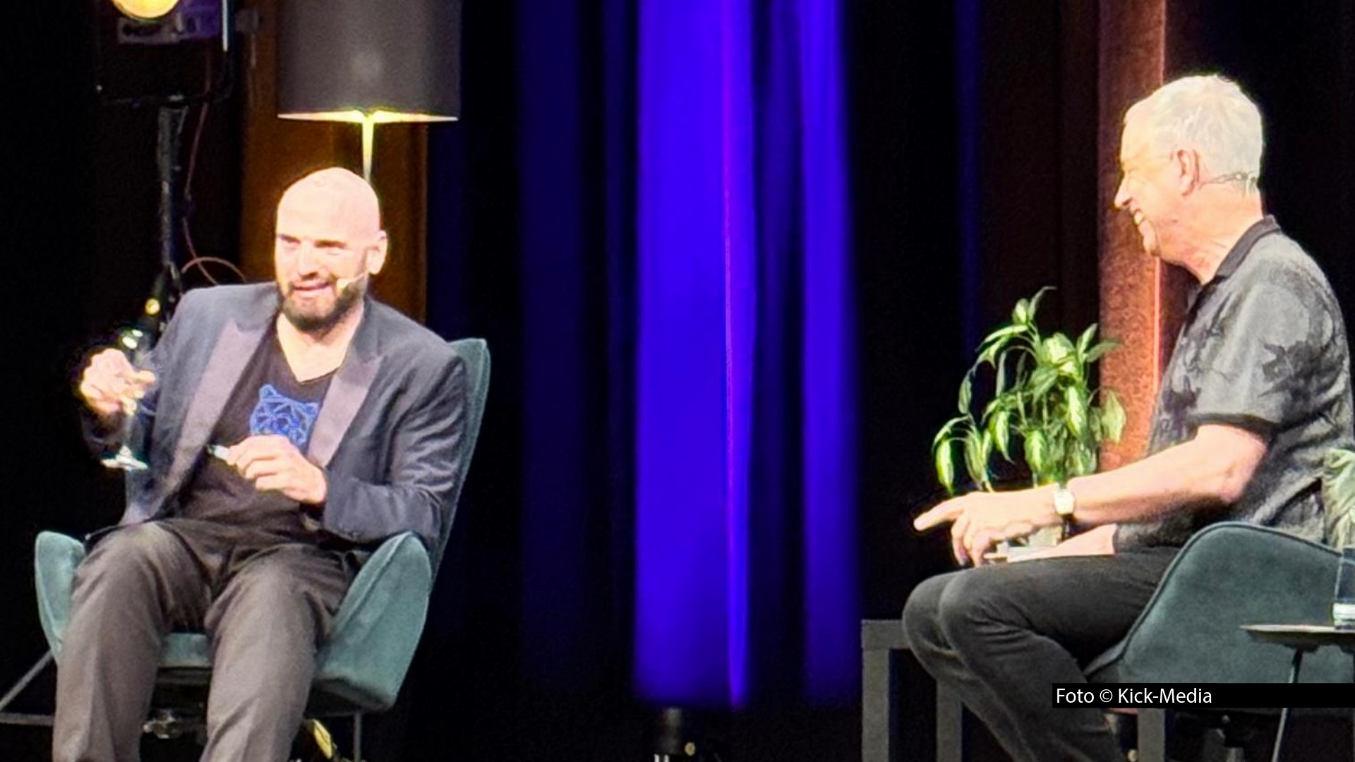 Mehr als zwei Stunden lang traf sich Ingmar Stadelmann zum Live-Talk „Ich hab‘ da mal ‘ne Frage“ mit seinem Comedy-Kollegen Thomas Hermanns. Auch das Publikum im Berliner Kabarett-Theater „Die Wühlmäuse“ durfte sich ausführlich an dem launigen Gespräch beteiligen.