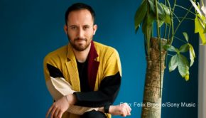 In der aktuellen Ausgabe von „Maischberger. Der Podcast“ ist Starpianist Igor Levit zu Gast. Er äußert sich darin über seine Musik, aber auch über sein Engagement gegen Antisemitismus und seinen Umgang mit den Auswirkungen der Corona-Pandemie. (Foto: Sony Music/Felix Broede)