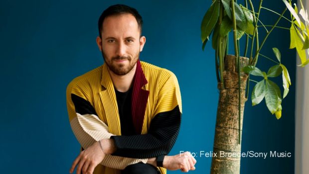 In der aktuellen Ausgabe von „Maischberger. Der Podcast“ ist Starpianist Igor Levit zu Gast. Er äußert sich darin über seine Musik, aber auch über sein Engagement gegen Antisemitismus und seinen Umgang mit den Auswirkungen der Corona-Pandemie. (Foto: Sony Music/Felix Broede)