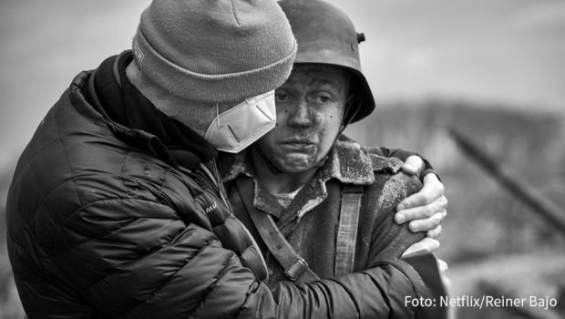 Schon einmal bzw. zweimal hat „Im Westen nichts Neues“ bei den Oscars gewonnen: 1930 gab es Trophäen für die US-Version in den Kategorien „Beste Regie“ und „Bester Film“. Nun geht eine deutsche Netflix-Neuverfilmung ins Rennen um den wichtigsten internationalen Filmpreis. (Foto: Netflix/Reiner Bajo)