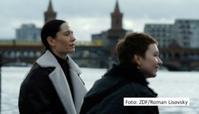 In der Nacht vom 6. auf den 7. August zeigt ZDFneo die zweite Hälfte der zehnteiligen ukrainischen Dramaserie „In Her Car“. Zum Finale führt die Reise der von Anastasia Karpenko gespielten Hauptfigur Lydia nach Berlin, wo ihre Tochter lebt. (Foto: ZDF/Roman Lisovsky)