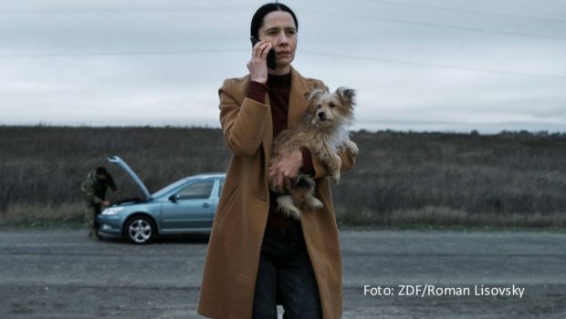 Fünf weitere Folgen der ukrainischen Dramaserie „In Her Car“ stehen am 6. August bei ZDFneo und bereits ab 2. August in der ZDF-Mediathek auf dem Plan. Anastasia Karpenko spielt wieder die Therapeutin Lydia, die vom Krieg betroffenen Menschen hilft, indem sie sich als Fahrerin zur Verfügung stellt. (Foto: ZDF/Roman Lisovsky)