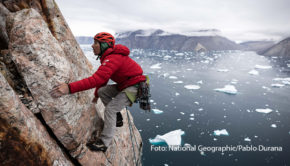 Der Bergsteiger und Klimaaktivist Alex Honnold ist auf wichtiger Mission: Er will die drastischen Folgen der Erderwärmung auf Grönland besser verstehen und herauszufinden, was dagegen unternommen werden kann. Zu sehen ist das gesamte Abenteuer in der neuen dreiteiligen Miniserie „In arktische Höhen mit Alex Honnold“ bei National Geographic. (Foto: National Geographic/Pablo Durana)