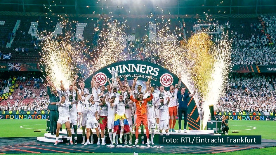 Im Mai 2022 gelang den Fußballern von Eintracht Frankfurt mit dem Sieg in der UEFA Europa League der erste internationale Titelgewinn seit 42 Jahren. Die zweistündige Dokumentation „In diesem Jahr – Der Film“, die ab dem 15. Mai bei RTL+ abrufbar ist, zeichnet den Triumph noch einmal nach. (Foto: RTL/Eintracht Frankfurt)