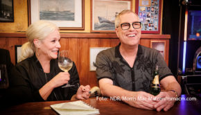 In der neuen Ausgabe „Inas Nacht“ stehen am 7. September im Ersten gleich zwei Entertainer auf der Gästeliste. Moderatorin Ina Müller begrüßt ab 23:35 Uhr den Moderator, Regisseur und Autor Thomas Hermanns sowie den Schlagersänger Howard Carpendale. (Foto: NDR/Morris Mac Matzen/mmacm.com)