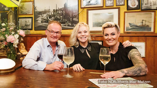 Zur neuesten Ausgabe von „Inas Nacht“ begrüßt Gastgeberin und Entertainerin Ina Müller den TV-Moderator Frank Plasberg sowie die Notärztin und Bestseller-Autorin Doc Caro. Zu sehen gibt’s den Talk mit Musik am 25. Juli um 23:35 Uhr im Ersten. (Foto: NDR/Morris Mac Matzen)