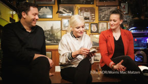 Die Late Night-Show „Inas Nacht“ startet am heutigen 20. Juli mit insgesamt zwölf neuen Folgen im Ersten. In der Auftaktausgabe begrüßt Ina Müller u.a. den SPD-Vorsitzenden Lars Klingbeil sowie Fußballtorhüterin und Fußball-TV-Expertin Almuth Schult in der Hamburger Kneipe „Zum Schellfischposten“. (Foto: NDR/Morris Mac Matzen)