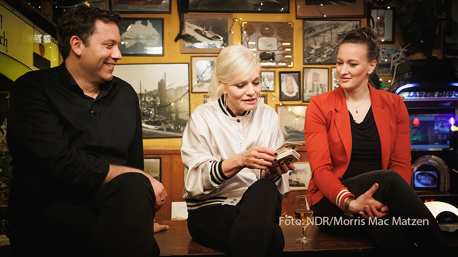 Die Late Night-Show „Inas Nacht“ startet am heutigen 20. Juli mit insgesamt zwölf neuen Folgen im Ersten. In der Auftaktausgabe begrüßt Ina Müller u.a. den SPD-Vorsitzenden Lars Klingbeil sowie Fußballtorhüterin und Fußball-TV-Expertin Almuth Schult in der Hamburger Kneipe „Zum Schellfischposten“. (Foto: NDR/Morris Mac Matzen)