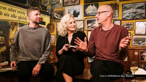 Ab dem 24. Juli kehrt Ina Müller mit neuen Ausgaben ihrer Kultshow „Inas Nacht“ ins Erste zurück. Zum Staffelauftakt begrüßt sie u.a. Fußball-Weltmeister Christoph Kramer und Autor Joachim Meyerhoff. Einen Tag später feiert Das Erste mit dem Porträt „Ina Müller – laut und leise“ ihren 60. Geburtstag. Foto © NDR/Morris Mac Matzen