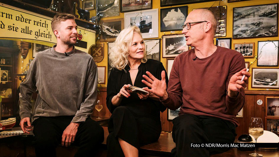 Ab dem 24. Juli kehrt Ina Müller mit neuen Ausgaben ihrer Kultshow „Inas Nacht“ ins Erste zurück. Zum Staffelauftakt begrüßt sie u.a. Fußball-Weltmeister Christoph Kramer und Autor Joachim Meyerhoff. Einen Tag später feiert Das Erste mit dem Porträt „Ina Müller – laut und leise“ ihren 60. Geburtstag. Foto © NDR/Morris Mac Matzen