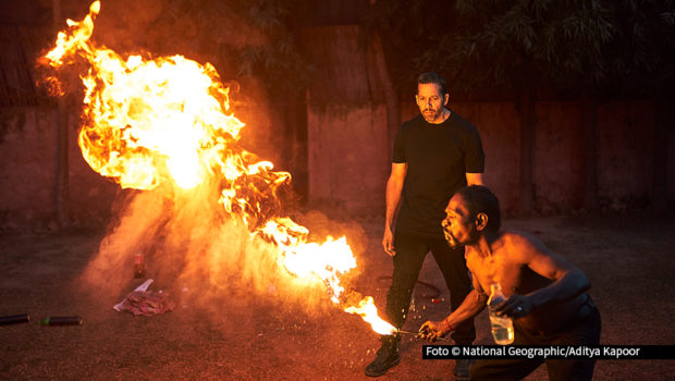 Der New Yorker Aktionskünstler David Blaine hat eine Mission: In der neuen National Geographic-Serie „David Blaine: Nicht nachmachen!“ begibt er sich auf die Spur außergewöhnlicher Menschen, die das Unmögliche greifbar machen – und wagt dabei spektakuläre Selbstversuche. (Foto: National Geographic/Aditya Kpoor)