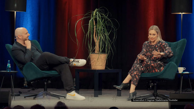 Von der Banklehre ins Fernsehstudio: Entertainerin Ruth Moschner hat in ihrer Karriere bereits viele Stationen durchlaufen. In dem Live-Talk „Ich hab da mal ne Frage!“ von Comedian Ingmar Stadelmann erzählt die Moderatorin von ihrem Weg in die Unterhaltungsbranche. Teil eins des Gesprächs gibt’s auf Youtube. Screenshot © Ingmar Stadelmann/Youtube