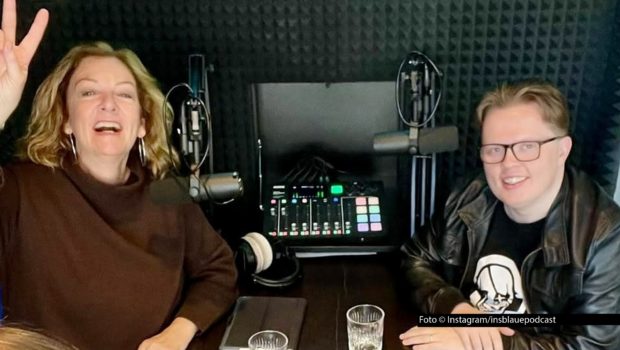 Musiker Angelo Kelly war als Kind mit seiner musikalischen Familie ständig im Doppeldeckerbus auf Reisen. Über das wenig komfortable Gefährt und seine sonstigen Camping-Erfahrungen spricht er mit Moderatorin Bettina Tietjen in der neuen Ausgabe von deren Podcast „Ins Blaue“. (Foto © Instagram/insblauepodcast)