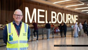 Flughafenseelsorger Martyn Scrimshaw ist einer der Menschen, die täglich am Melbourne Airport im Einsatz sind. Wie seine Arbeit und die seiner Kollegen aussieht, zeigt die neue National Geographic-Serie „Inside Melbourne Airport: Alltag am Mega-Flughafen“ ab dem 4. Oktober. Foto © ITV Studios/Kelly Gardner