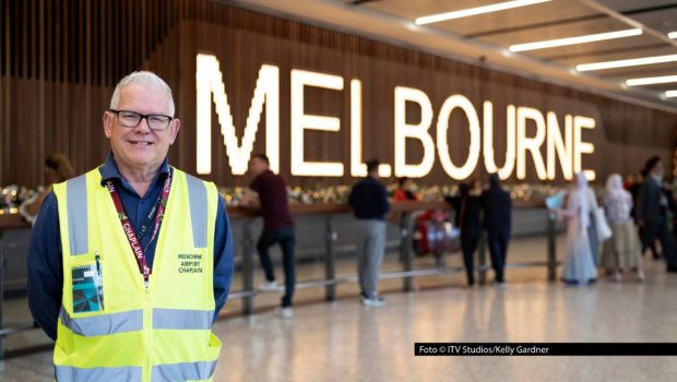 Flughafenseelsorger Martyn Scrimshaw ist einer der Menschen, die täglich am Melbourne Airport im Einsatz sind. Wie seine Arbeit und die seiner Kollegen aussieht, zeigt die neue National Geographic-Serie „Inside Melbourne Airport: Alltag am Mega-Flughafen“ ab dem 4. Oktober. Foto © ITV Studios/Kelly Gardner