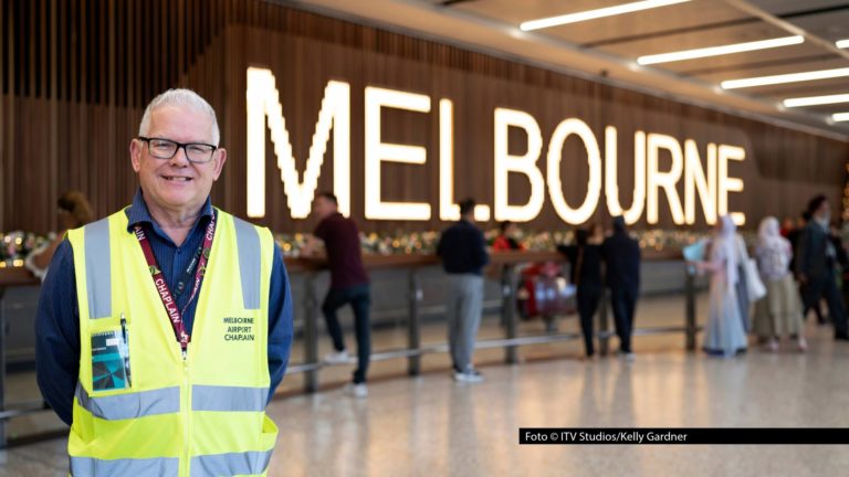 Flughafenseelsorger Martyn Scrimshaw ist einer der Menschen, die täglich am Melbourne Airport im Einsatz sind. Wie seine Arbeit und die seiner Kollegen aussieht, zeigt die neue National Geographic-Serie „Inside Melbourne Airport: Alltag am Mega-Flughafen“ ab dem 4. Oktober. Foto © ITV Studios/Kelly Gardner