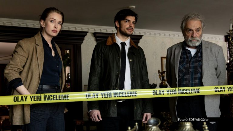 HP_Inspektor Ikmen_Yasemin Kay Allen, Ethan Kai, Haluk Bilginer_Foto