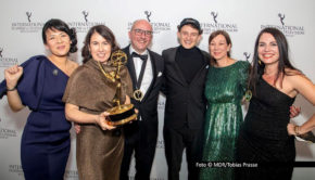 Das Team der Serie ,,Auf Fritzis Spuren – Wie war das so in der DDR?" um das Regie-Duo Andrea Gentsch und Ralf Kukula sowie MDR-Hauptabteilungsleiterin Anke Lindemann konnte sich in New York über den International Emmy Award in der Kategorie „Kids: Factual & Entertainment“ freuen. Foto © MDR/Tobias Prasse