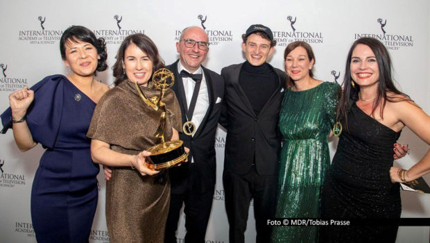 Das Team der Serie ,,Auf Fritzis Spuren – Wie war das so in der DDR?" um das Regie-Duo Andrea Gentsch und Ralf Kukula sowie MDR-Hauptabteilungsleiterin Anke Lindemann konnte sich in New York über den International Emmy Award in der Kategorie „Kids: Factual & Entertainment“ freuen. Foto © MDR/Tobias Prasse