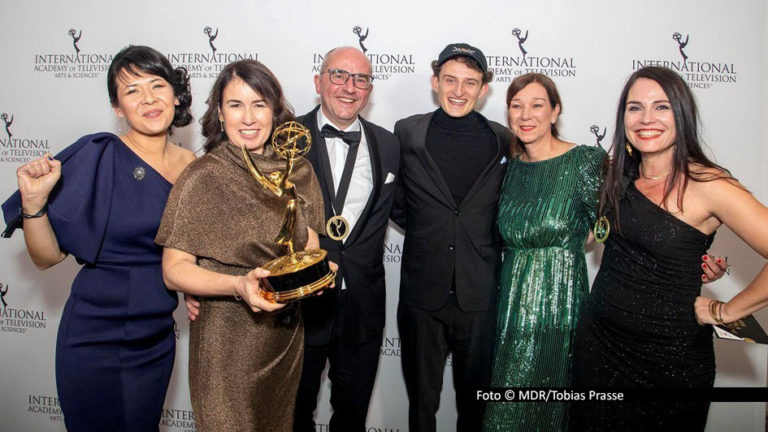 Das Team der Serie ,,Auf Fritzis Spuren – Wie war das so in der DDR?" um das Regie-Duo Andrea Gentsch und Ralf Kukula sowie MDR-Hauptabteilungsleiterin Anke Lindemann konnte sich in New York über den International Emmy Award in der Kategorie „Kids: Factual & Entertainment“ freuen. Foto © MDR/Tobias Prasse