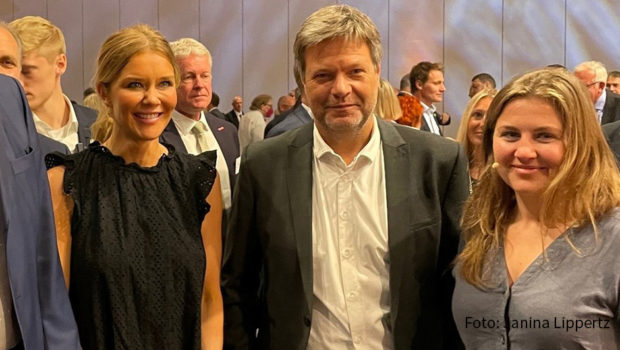Wirtschaftsminister Robert Habeck weiß: Klimawende geht nicht ohne Bildungswende. Markus Söder stimmt ihm zu. In der von Laura Karasek moderierten Talkrunde zur Eröffnung der Internationalen Handwerksmesse in München zeigten sich die beiden Politiker heute überraschend einmütig. (Foto: Janina Lippertz)