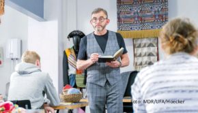 Die von den Nachwuchs-Filmemachern Jano Kaltenbach und Mirko Muhshoff entwickelte Mockumentary-Serie „Irgendwas mit Medien“ ist jetzt in der ARD-Mediathek gestartet. Neben vielen jungen Mitwirkenden spielt u.a. auch Routinier Dominique Horwitz als „Professor Maulhardt“ mit. (Foto: MDR/UFA/Hoecker)