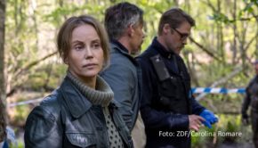 In der neuen schwedisch-deutschen Krimiserie „Iris – Die Wahrheit“ leitet die von Sofia Helin gespielte Titelfigur eine Kripo-Spezialeinheit, die sich um ungelöste Fälle aus der Vergangenheit kümmert. Das ZDF strahlt den Sechsteiler ab dem 25. Februar jeweils sonntags in Doppelfolgen aus. (Foto: ZDF/Carolina Romare)