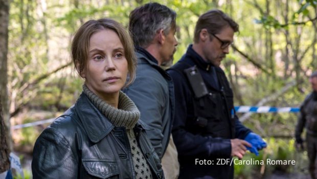 In der neuen schwedisch-deutschen Krimiserie „Iris – Die Wahrheit“ leitet die von Sofia Helin gespielte Titelfigur eine Kripo-Spezialeinheit, die sich um ungelöste Fälle aus der Vergangenheit kümmert. Das ZDF strahlt den Sechsteiler ab dem 25. Februar jeweils sonntags in Doppelfolgen aus. (Foto: ZDF/Carolina Romare)