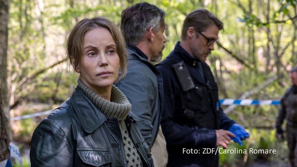In der neuen schwedisch-deutschen Krimiserie „Iris – Die Wahrheit“ leitet die von Sofia Helin gespielte Titelfigur eine Kripo-Spezialeinheit, die sich um ungelöste Fälle aus der Vergangenheit kümmert. Das ZDF strahlt den Sechsteiler ab dem 25. Februar jeweils sonntags in Doppelfolgen aus. (Foto: ZDF/Carolina Romare)