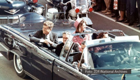 30 Jahre nach seinem Spielfilm über die Umstände der Ermordung des 35. US-Präsidenten John F. Kennedy hat sich Filmemacher Oliver Stone noch einmal in einer Doku des Themas angenommen. 3sat zeigt „JFK Revisited“ ab dem 15. November in der Mediathek und am 22. November linear. (Foto: ZDF/National Archives)