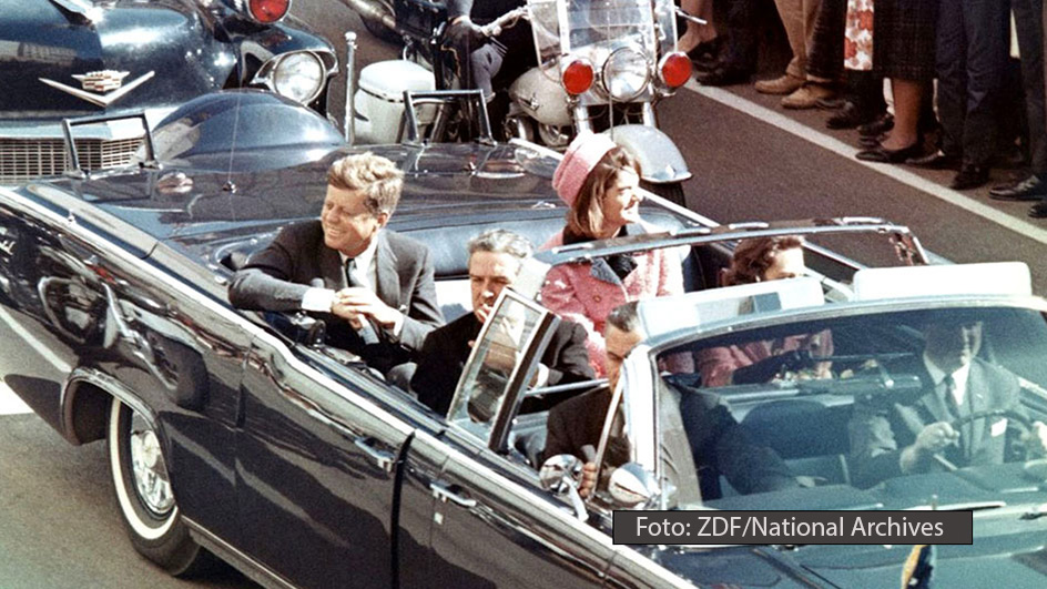 30 Jahre nach seinem Spielfilm über die Umstände der Ermordung des 35. US-Präsidenten John F. Kennedy hat sich Filmemacher Oliver Stone noch einmal in einer Doku des Themas angenommen. 3sat zeigt „JFK Revisited“ ab dem 15. November in der Mediathek und am 22. November linear. (Foto: ZDF/National Archives)