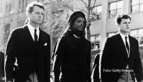 Ab 8. November nimmt National Geographic mit der neuen dreiteiligen Doku-Reihe „JFK: Ein Tag in Amerika“ den bald 60 Jahre zurückliegenden Tag in den Blick, an dem John F. Kennedy, der 35. Präsident der USA, Opfer eines schrecklichen Attentats wurde. (Foto: Getty Images)
