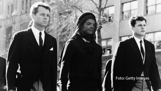 Ab 8. November nimmt National Geographic mit der neuen dreiteiligen Doku-Reihe „JFK: Ein Tag in Amerika“ den bald 60 Jahre zurückliegenden Tag in den Blick, an dem John F. Kennedy, der 35. Präsident der USA, Opfer eines schrecklichen Attentats wurde. (Foto: Getty Images)