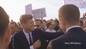 Am 22. November 2023 jährt sich die Ermordung von US-Präsident John F. Kennedy zum 60. Mal. Der Doku-Sender National Geographic nimmt dies zum Anlass, „JFK: Ein Tag in Amerika“ zu zeigen. Die dreiteilige brandneue Dokumentation zeichnet den Ablauf des folgenschweren Attentats nach. (Foto: JFK Libary)