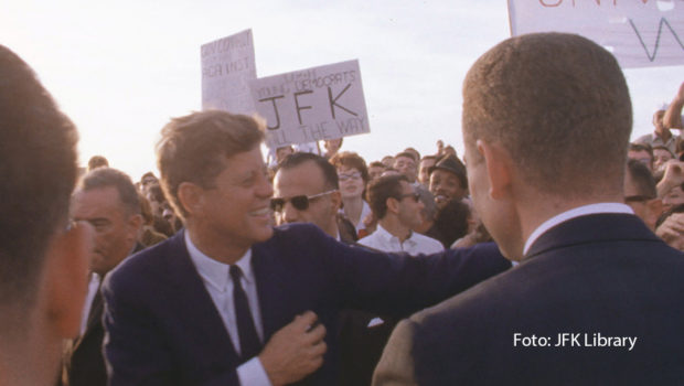 Am 22. November 2023 jährt sich die Ermordung von US-Präsident John F. Kennedy zum 60. Mal. Der Doku-Sender National Geographic nimmt dies zum Anlass, „JFK: Ein Tag in Amerika“ zu zeigen. Die dreiteilige brandneue Dokumentation zeichnet den Ablauf des folgenschweren Attentats nach. (Foto: JFK Libary)