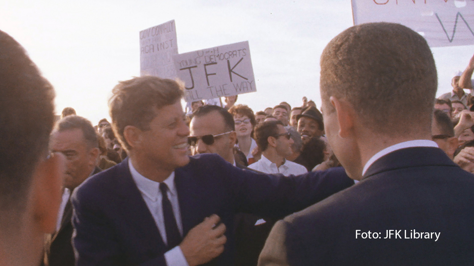 Am 22. November 2023 jährt sich die Ermordung von US-Präsident John F. Kennedy zum 60. Mal. Der Doku-Sender National Geographic nimmt dies zum Anlass, „JFK: Ein Tag in Amerika“ zu zeigen. Die dreiteilige brandneue Dokumentation zeichnet den Ablauf des folgenschweren Attentats nach. (Foto: JFK Libary)